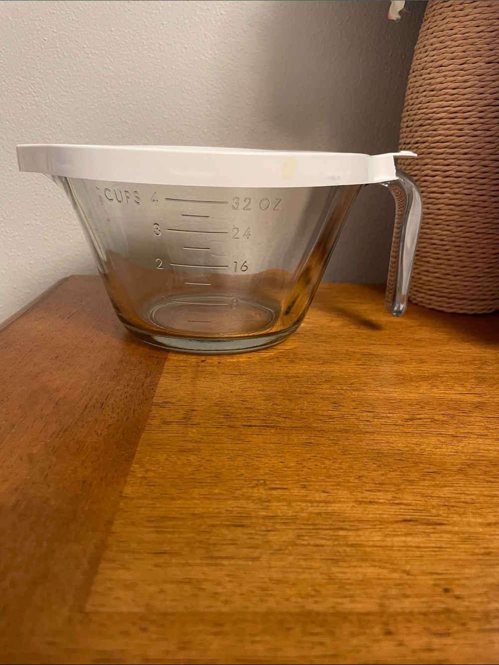 The Pampered Chef Small Clear Glass Measuring Batter Bowl with White Lid 1 Qt.